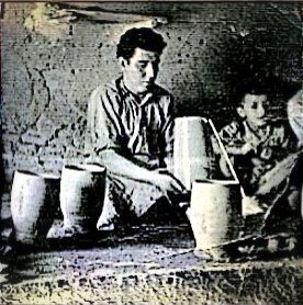 hombre fabricando vasija 
